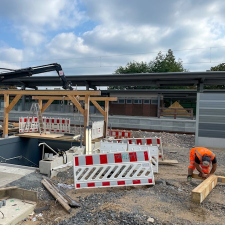 Die Unterführung zu den Gleisen am Wiesdorfer Bahnhof bekommt ein neues Dach.