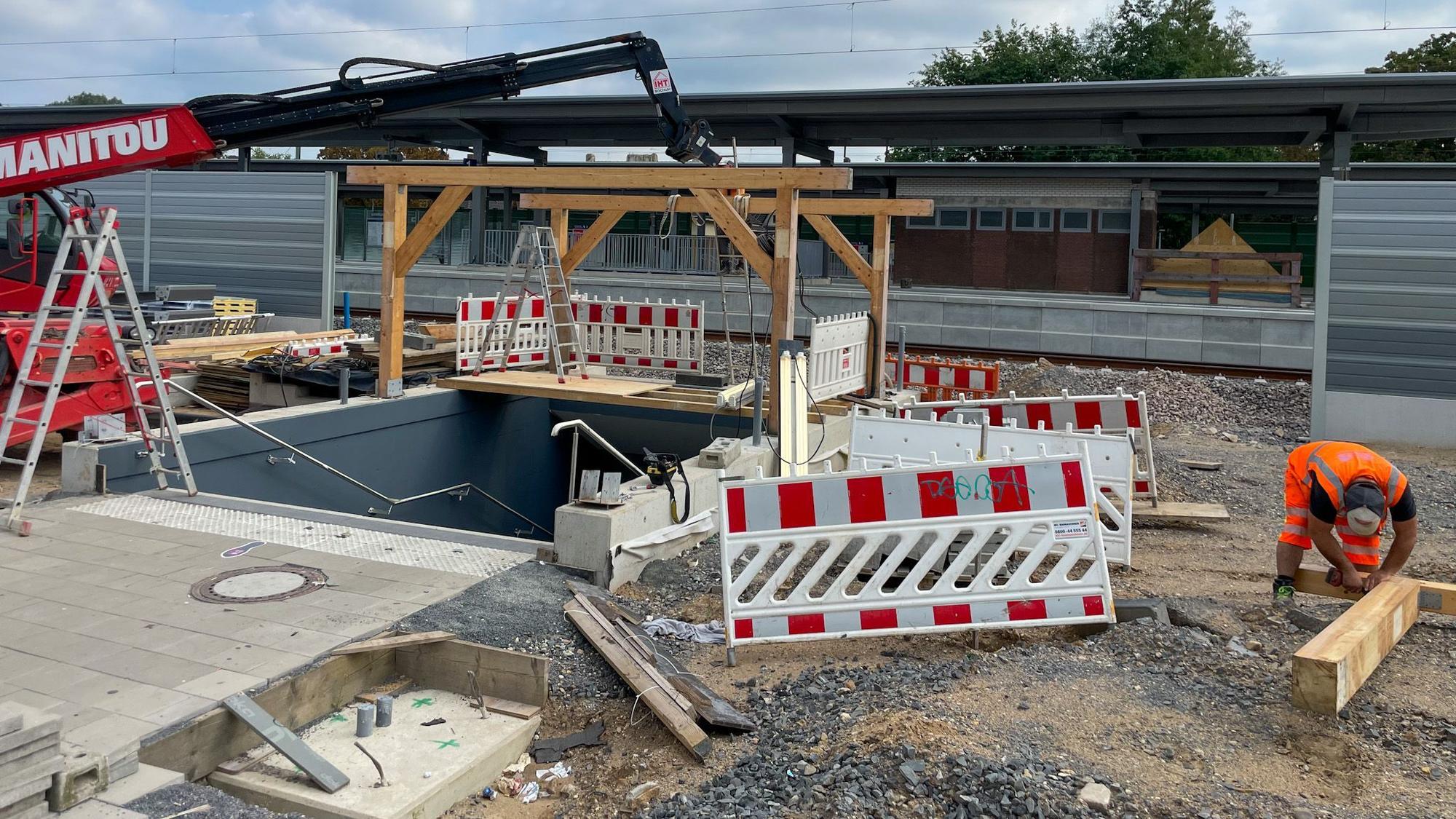 Die Unterführung zu den Gleisen am Wiesdorfer Bahnhof bekommt ein neues Dach.