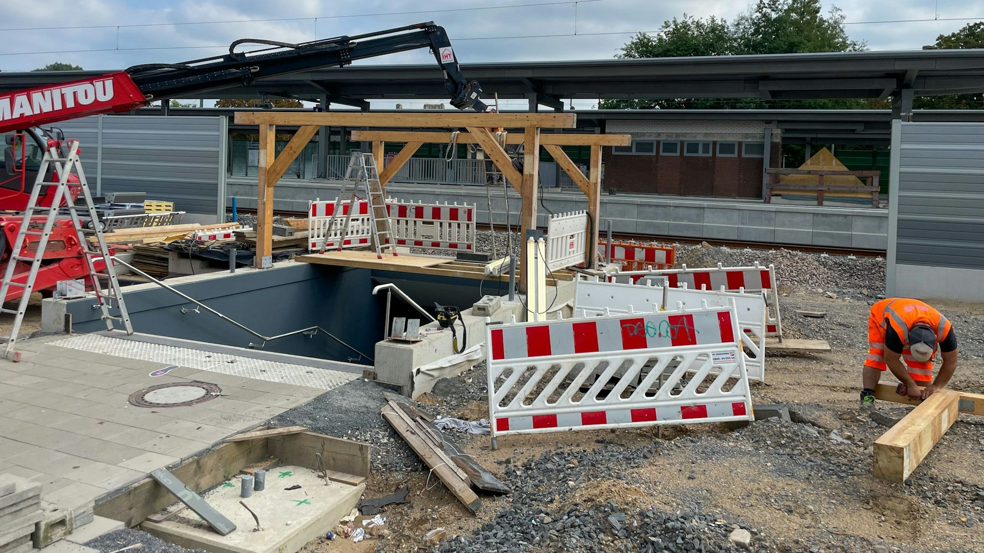 Die Unterführung zu den Gleisen am Wiesdorfer Bahnhof bekommt ein neues Dach.