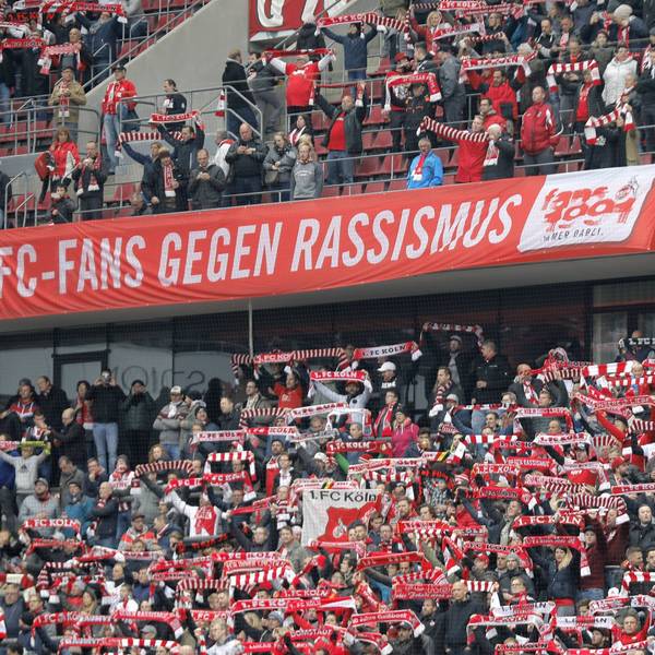 FC- Fans gegen Rassismus im Spiel der 2. Bundesliga zwischen 1. FC Köln vs. 1.FC Heidenheim in der Saison 2018/2019.
