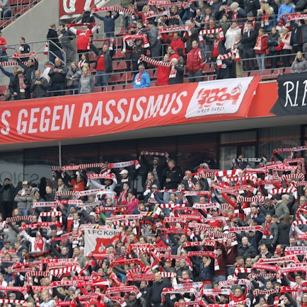 FC- Fans gegen Rassismus im Spiel der 2. Bundesliga zwischen 1. FC Köln vs. 1.FC Heidenheim in der Saison 2018/2019.