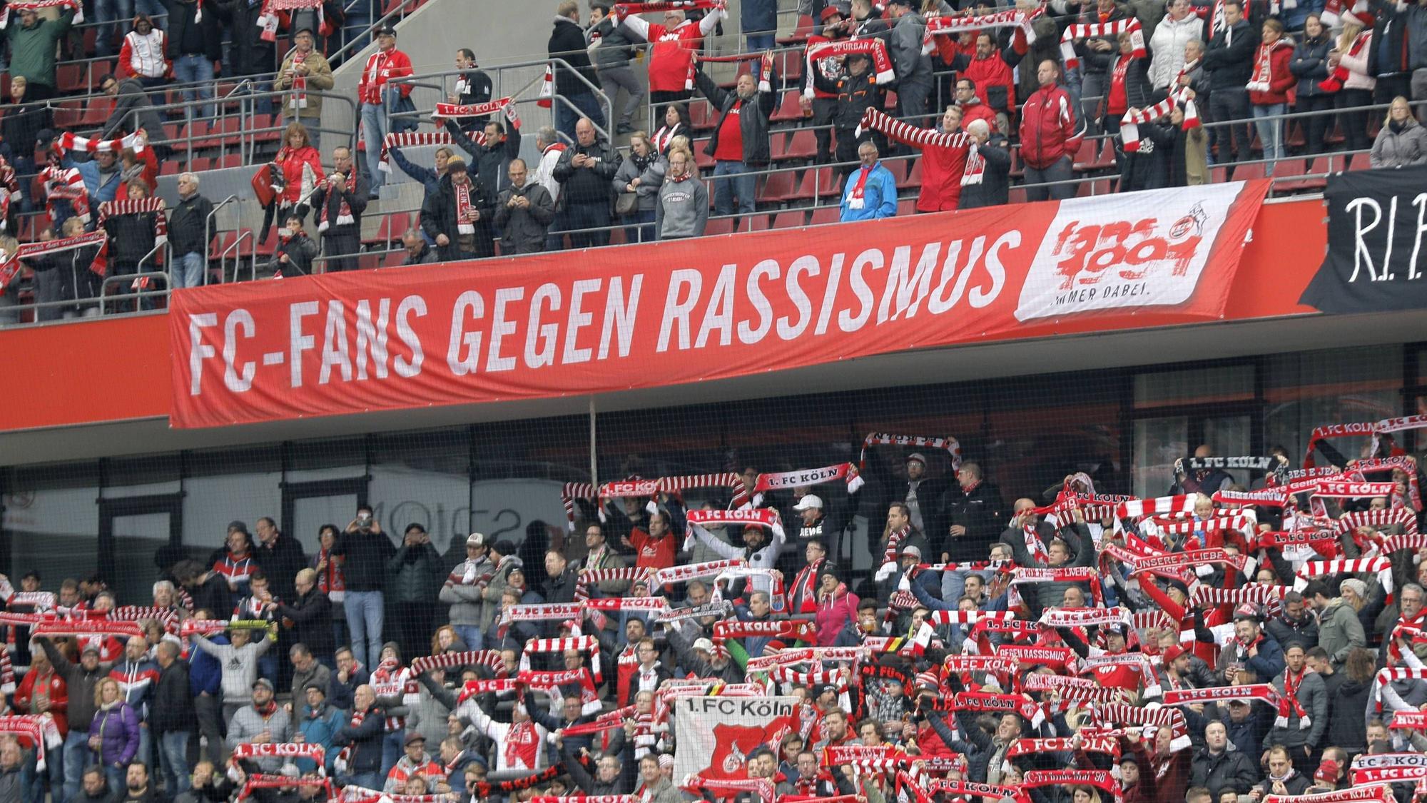 FC- Fans gegen Rassismus im Spiel der 2. Bundesliga zwischen 1. FC Köln vs. 1.FC Heidenheim in der Saison 2018/2019.