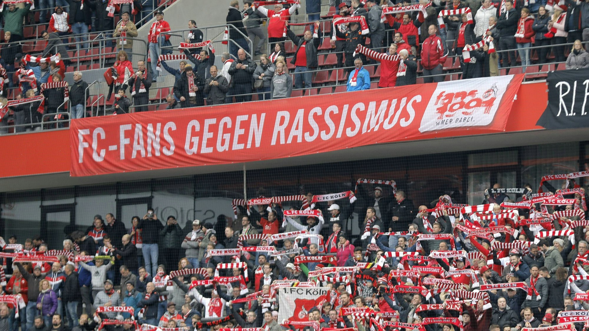 FC- Fans gegen Rassismus im Spiel der 2. Bundesliga zwischen 1. FC Köln vs. 1.FC Heidenheim in der Saison 2018/2019.