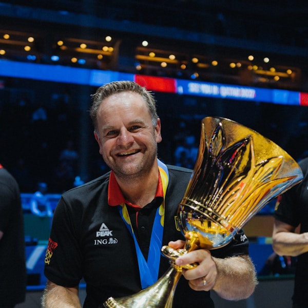 Oliver Pütz mit dem WM-Pokal