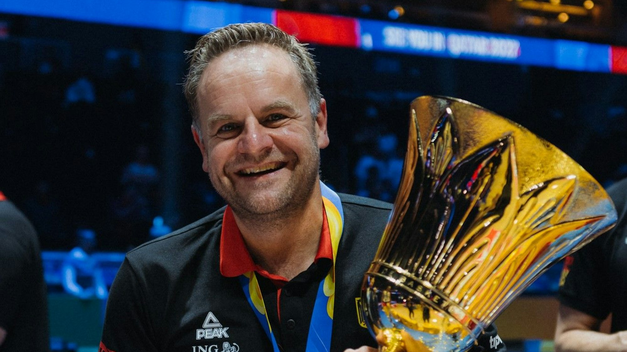 Oliver Pütz mit dem WM-Pokal