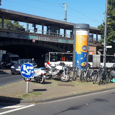 Blick auf den S-Bahnhof Nippes mit Auto und Busverkehr.
