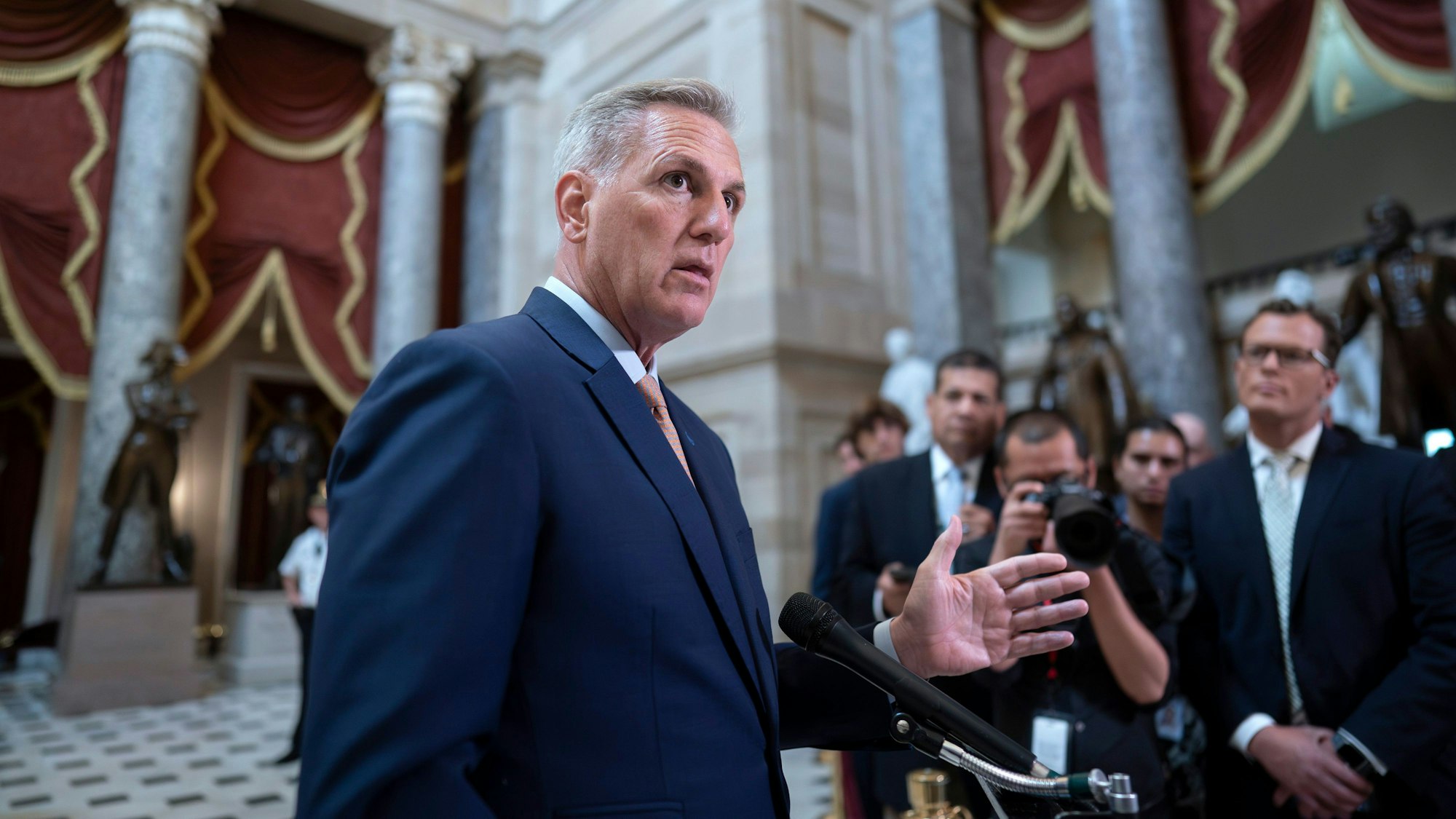 Der republikanische Vorsitzende des US-Repräsentantenhauses, Kevin McCarthy, unterstützt Ermittlungen für ein mögliches Amtsenthebungsverfahren gegen Präsident Joe Biden.