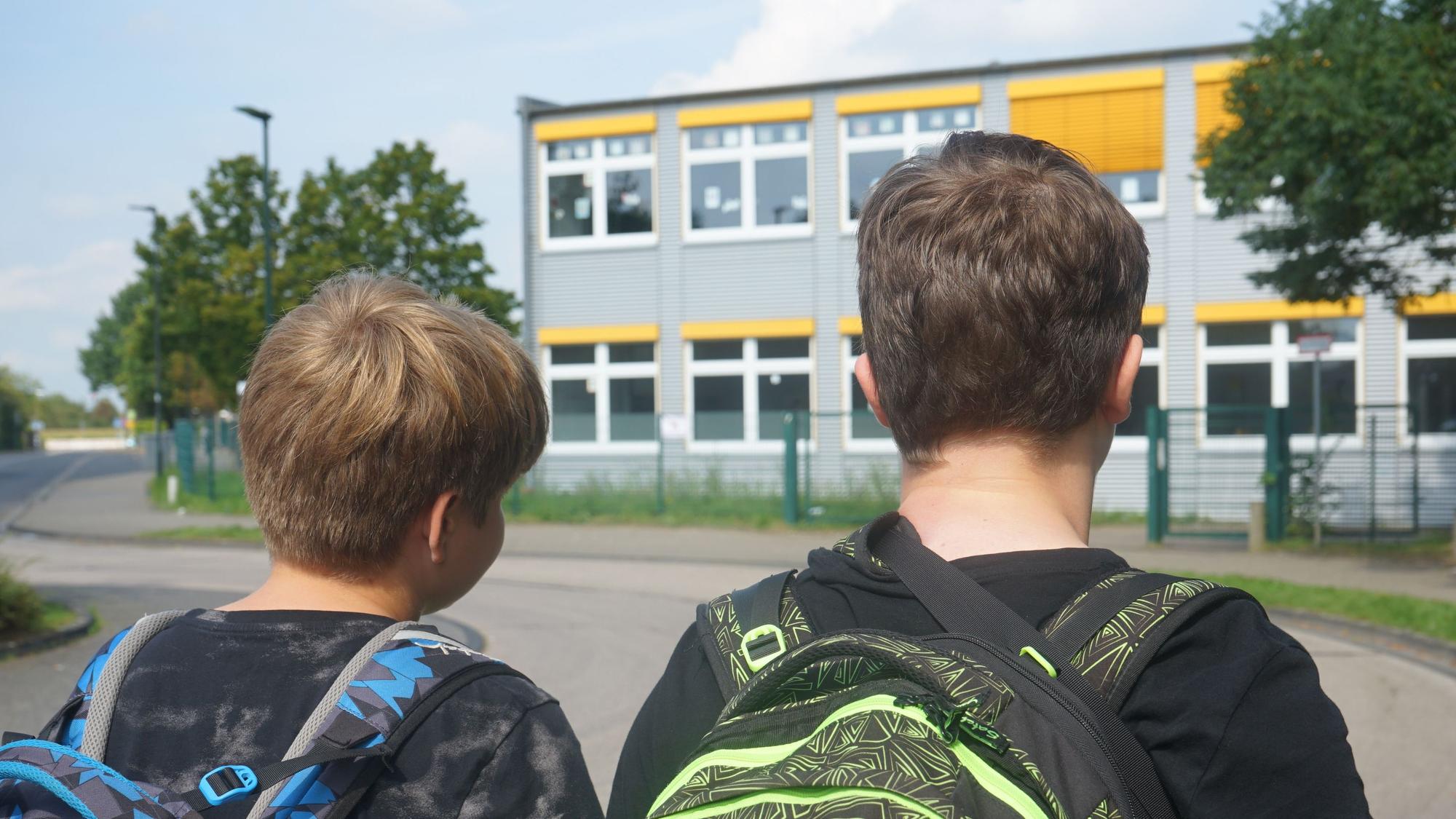 Zwei Schüler vor der Willy-Brandt-Gesamtschule.