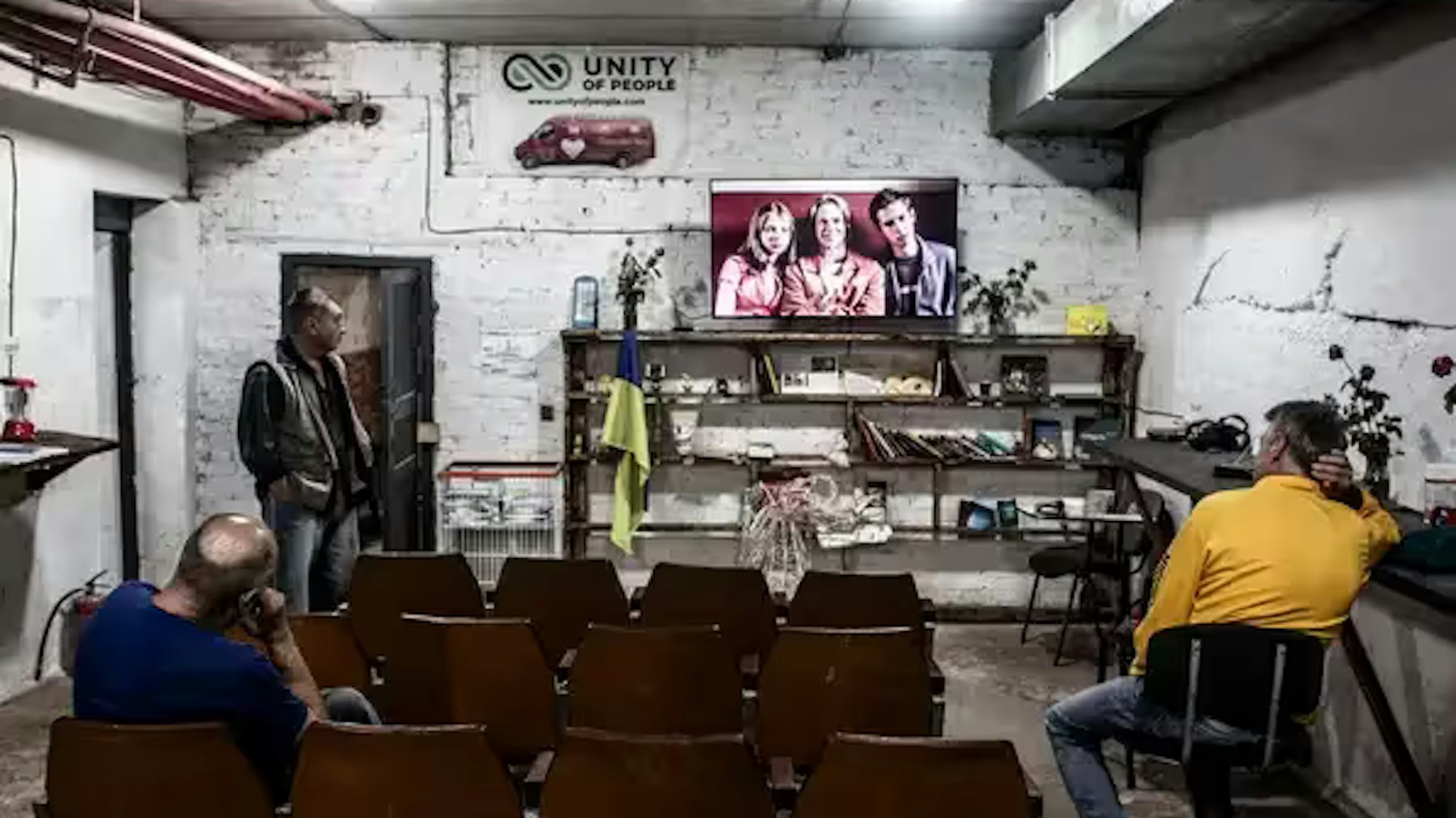 Bewohner schauen einen Film im Tresorraum des Stabilisierungspunktes in Huljajpole.