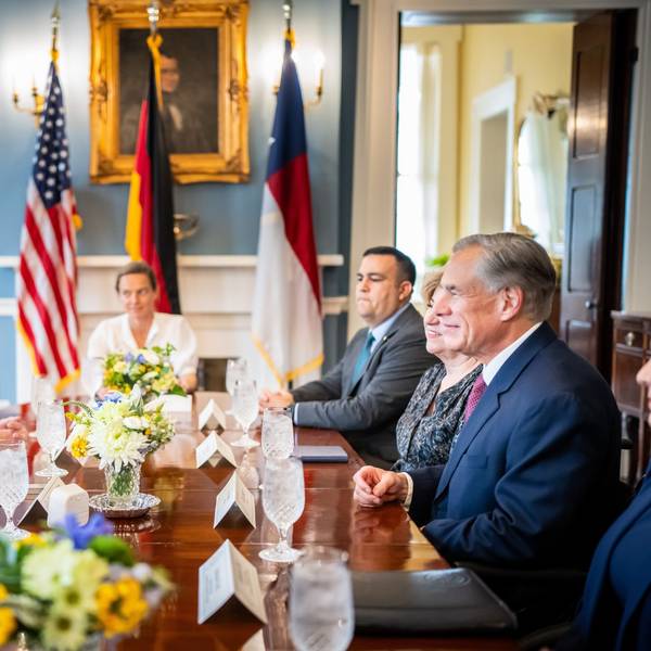 12.09.2023, USA, Austin: Annalena Baerbock (Bündnis 90/Die Grünen, l), Außenministerin, spricht mit Greg Abbott (r), Gouverneur von Texas. Baerbock hält sich bei ihrer USA-Reise in Texas und Washington auf, bevor sie zur anschließenden UN-Vollversammlung nach New York reist.