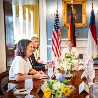 12.09.2023, USA, Austin: Annalena Baerbock (Bündnis 90/Die Grünen, l), Außenministerin, spricht mit Greg Abbott (r), Gouverneur von Texas. Baerbock hält sich bei ihrer USA-Reise in Texas und Washington auf, bevor sie zur anschließenden UN-Vollversammlung nach New York reist.