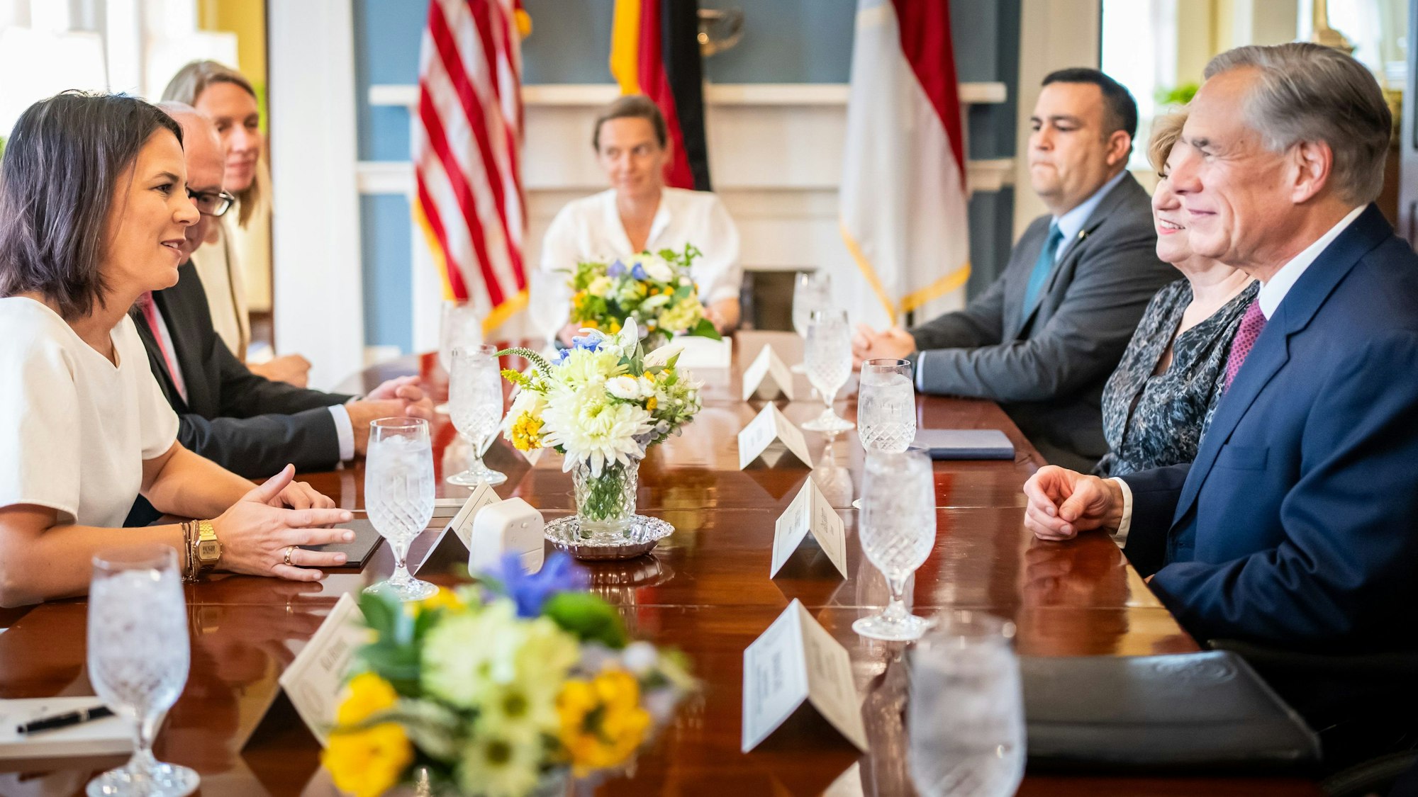 12.09.2023, USA, Austin: Annalena Baerbock (Bündnis 90/Die Grünen, l), Außenministerin, spricht mit Greg Abbott (r), Gouverneur von Texas. Baerbock hält sich bei ihrer USA-Reise in Texas und Washington auf, bevor sie zur anschließenden UN-Vollversammlung nach New York reist.