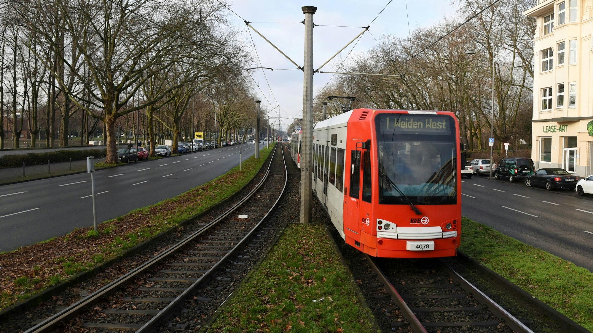 Entlang der Strecke der Linie 1 fahren für das Heimspiel des 1. FC Köln zusätzliche Bahnen.