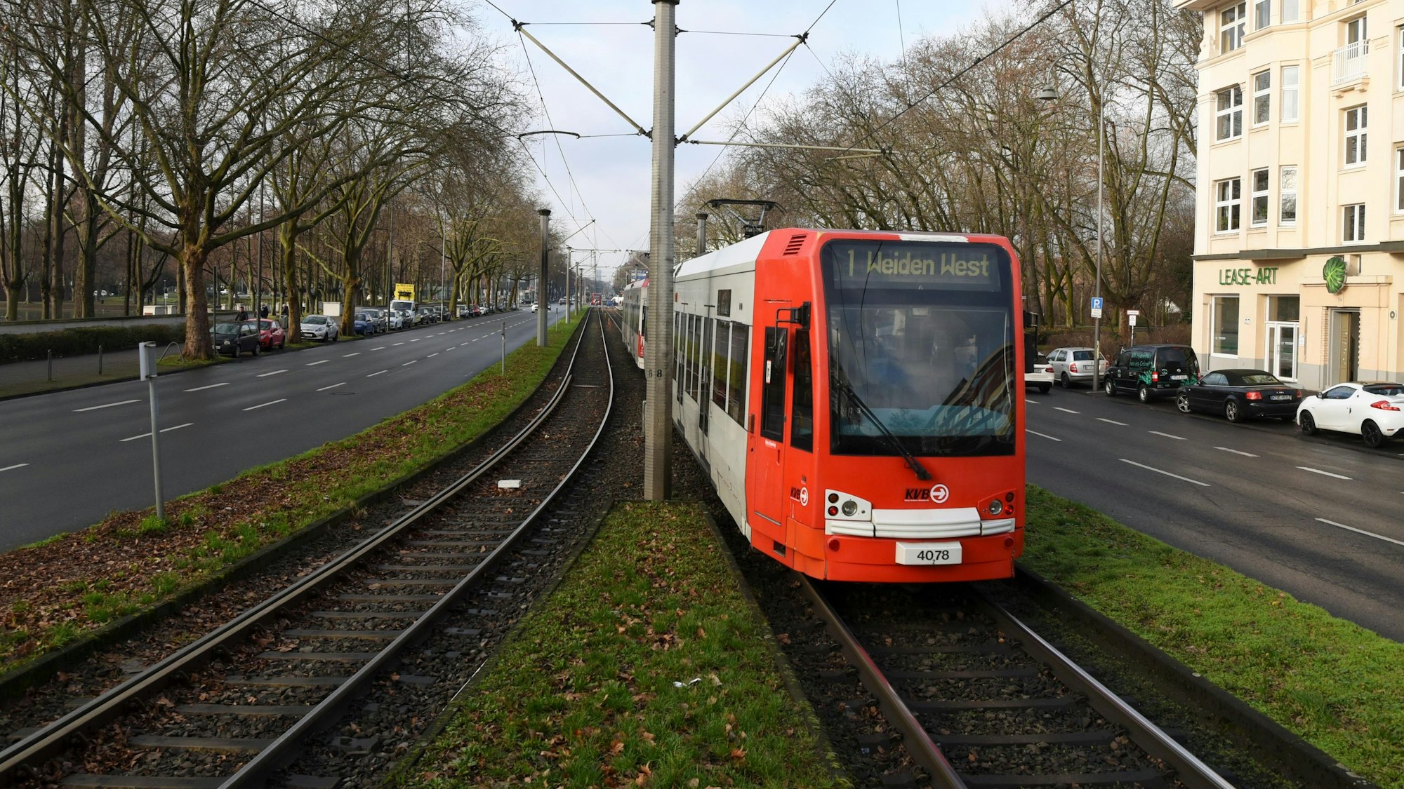 Das Foto zeigt eine Bahn der Linie 1.