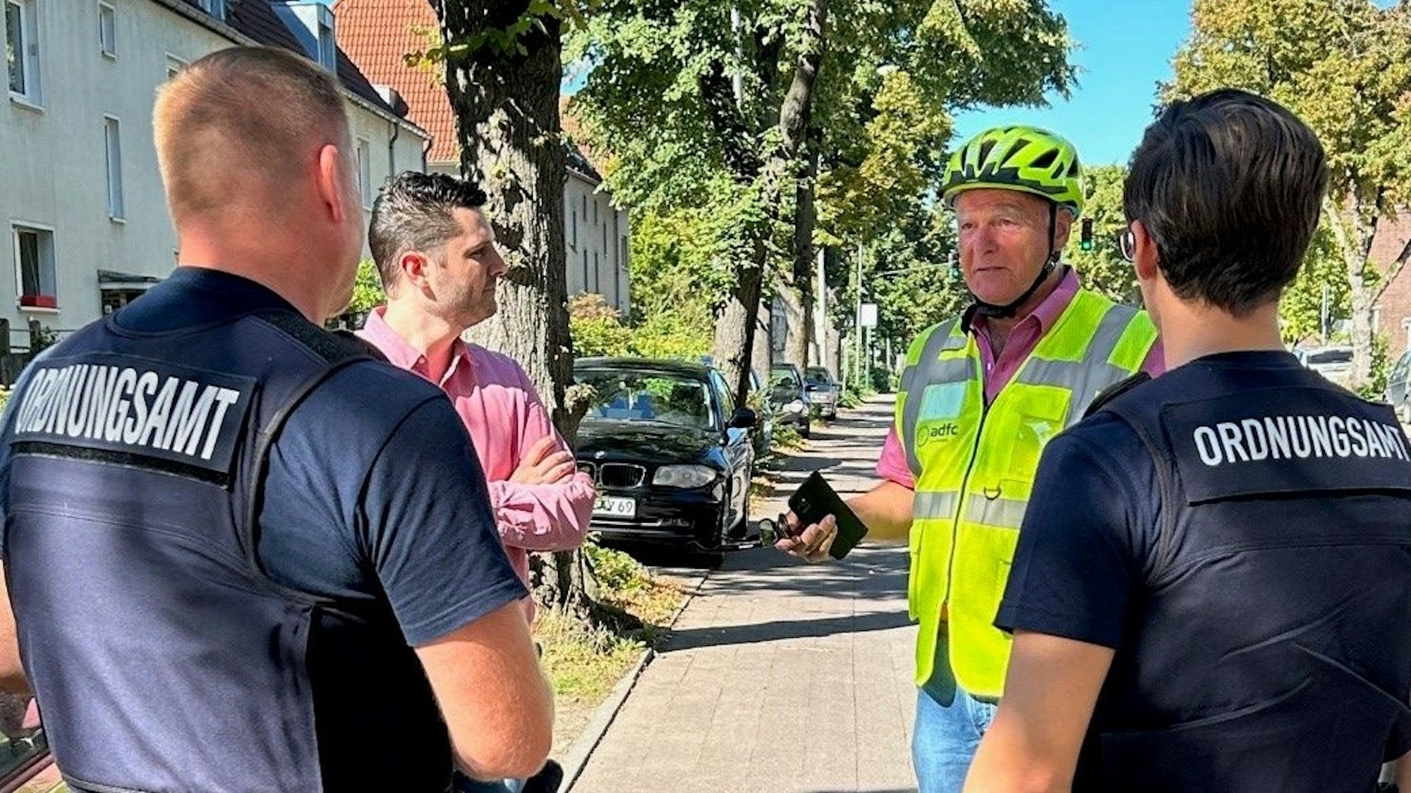 Fachbereichsleiter Steffen Franzkowski (links), Kurt Krefft vom ADFC und Mitarbeiter des KOD überprüfen mögliche Gefährdungen in der Rathenaustraße.