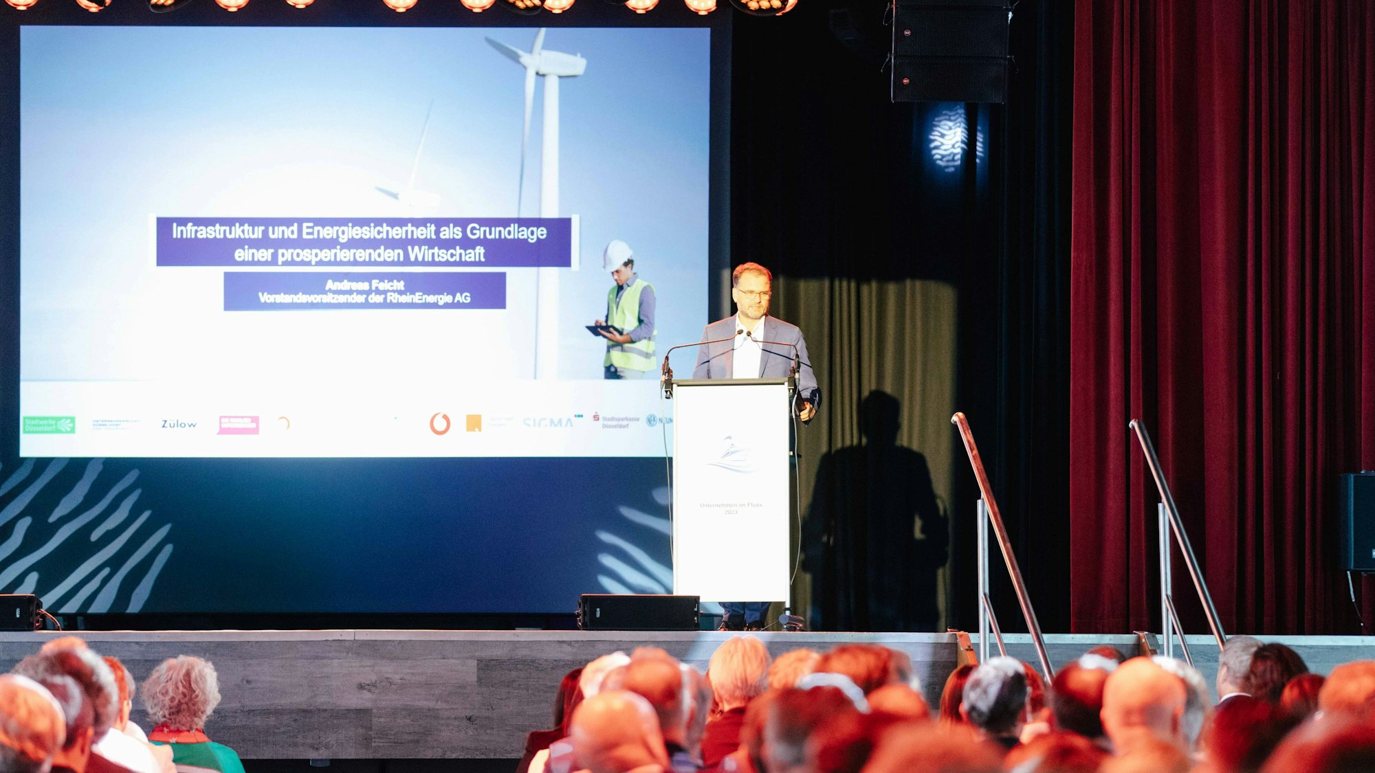 Rhein-Energiechef Andreas Feicht auf der Bühne eines KD-Schiffs bei „Unternehmen im Fluss“