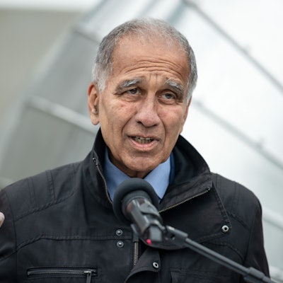 ARCHIV - 04.10.2021, Niedersachsen, Werlte: Mojib Latif, Klimaforscher, spricht bei der Eröffnung der neuen Anlage zur Herstellung von CO2-neutralem Kerosin. (zu dpa «Klimaforscher Latif zu Mittelmeer-Unwettern: «Explosives Gebräu») Foto: Sina Schuldt/dpa +++ dpa-Bildfunk +++