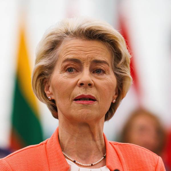 Ursula von der Leyen (CDU, Fraktion EVP), Präsidentin der Europäischen Kommission, steht im Gebäude des Europäischen Parlaments und spricht.