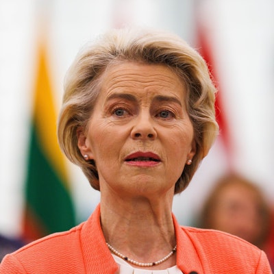 Ursula von der Leyen (CDU, Fraktion EVP), Präsidentin der Europäischen Kommission, steht im Gebäude des Europäischen Parlaments und spricht.