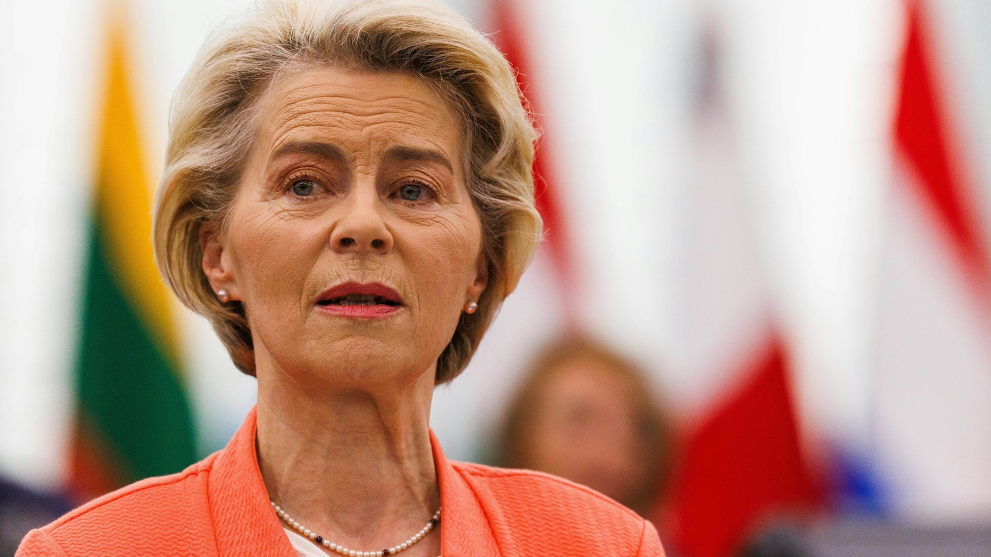 Ursula von der Leyen (CDU, Fraktion EVP), Präsidentin der Europäischen Kommission, steht im Gebäude des Europäischen Parlaments und spricht.