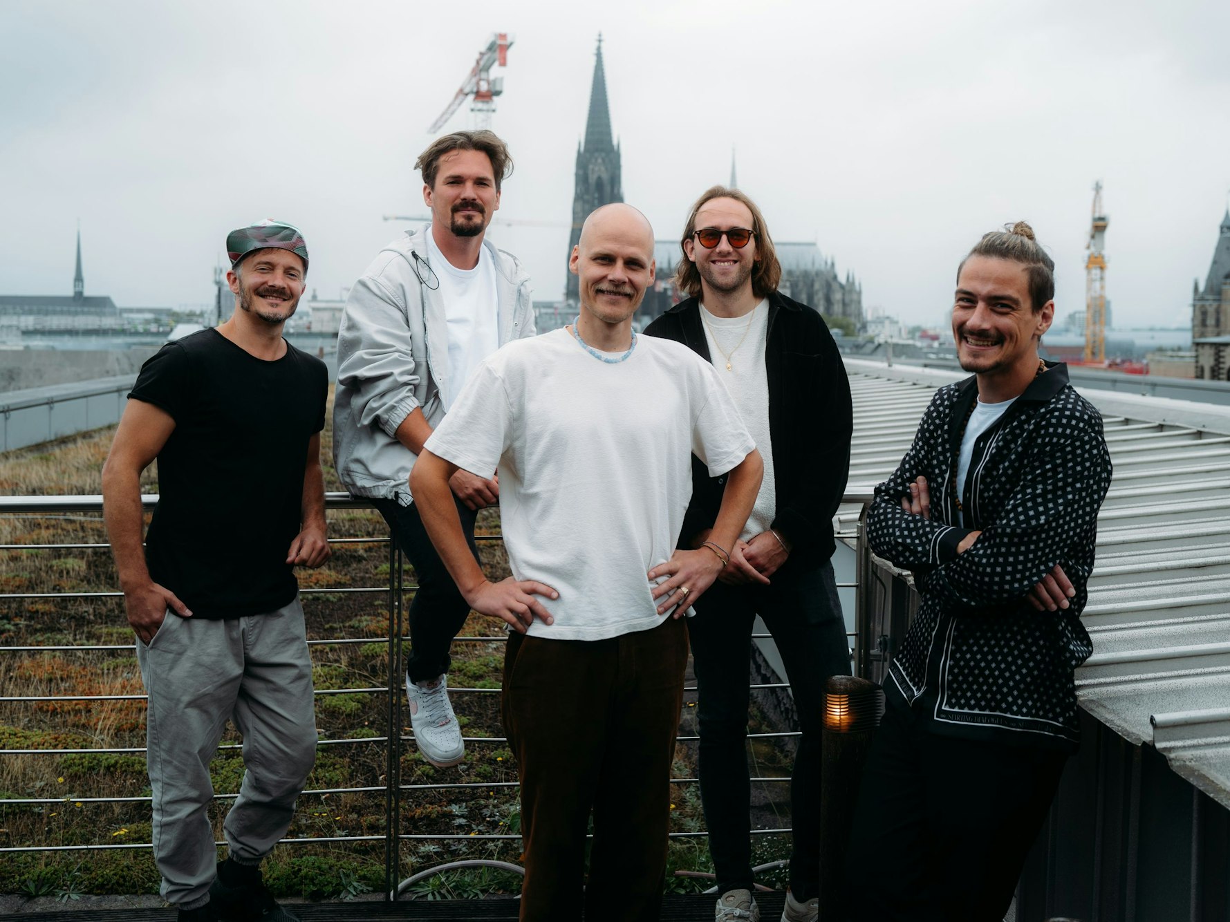 Cat Ballou auf einer Terrasse im Dorint: Im Hintergrund ist der Dom zu sehen.