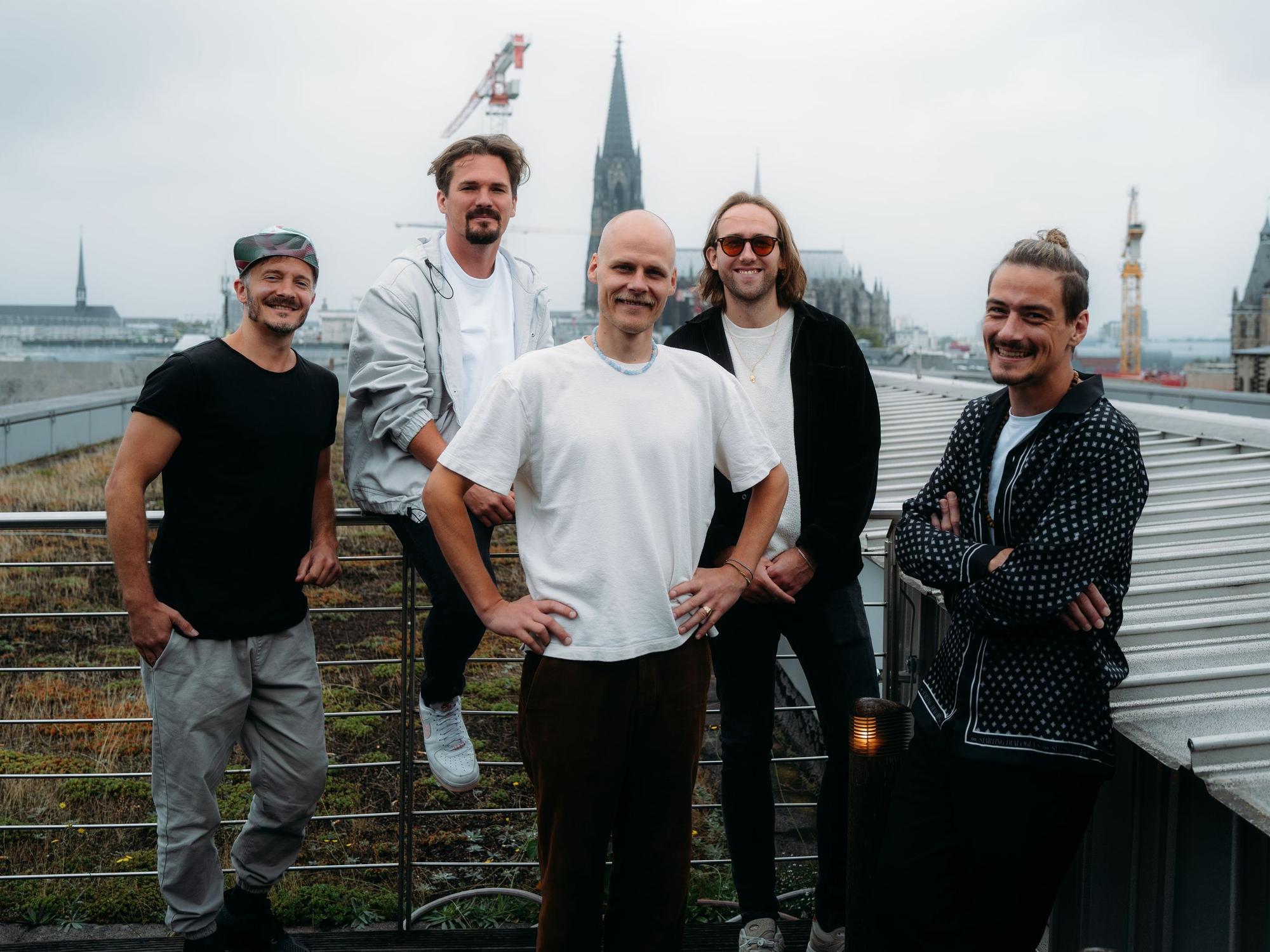 Cat Ballou auf einer Terrasse im Dorint: Im Hintergrund ist der Dom zu sehen.