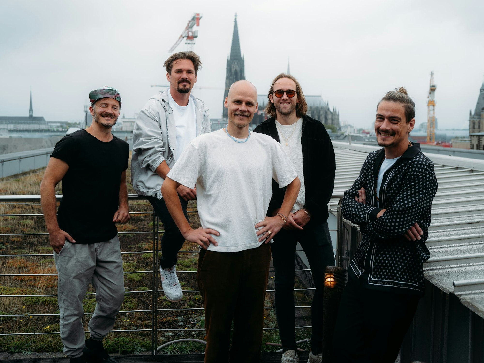Cat Ballou auf einer Terrasse im Dorint: Im Hintergrund ist der Dom zu sehen.