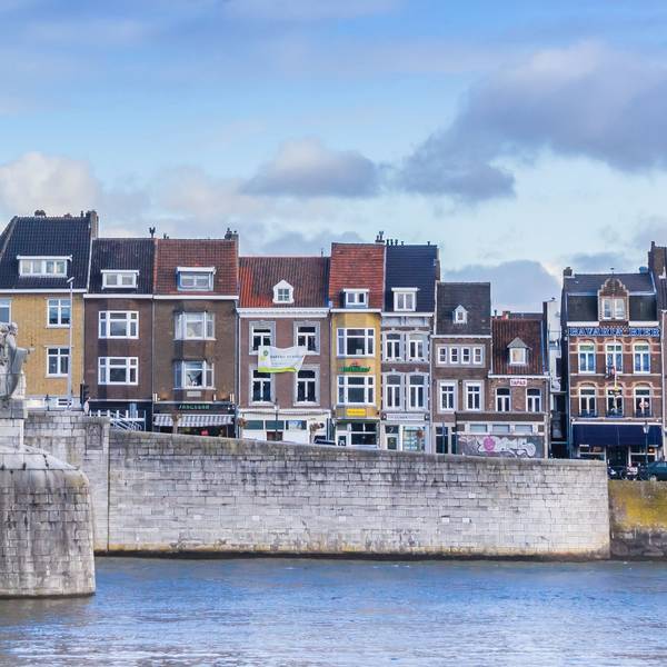 Die historische Altstadt von Maastricht an der Maas. Zu sehen sind mehrere markante und bunte Häuser an der Uferpromenade. (Symbolbild)