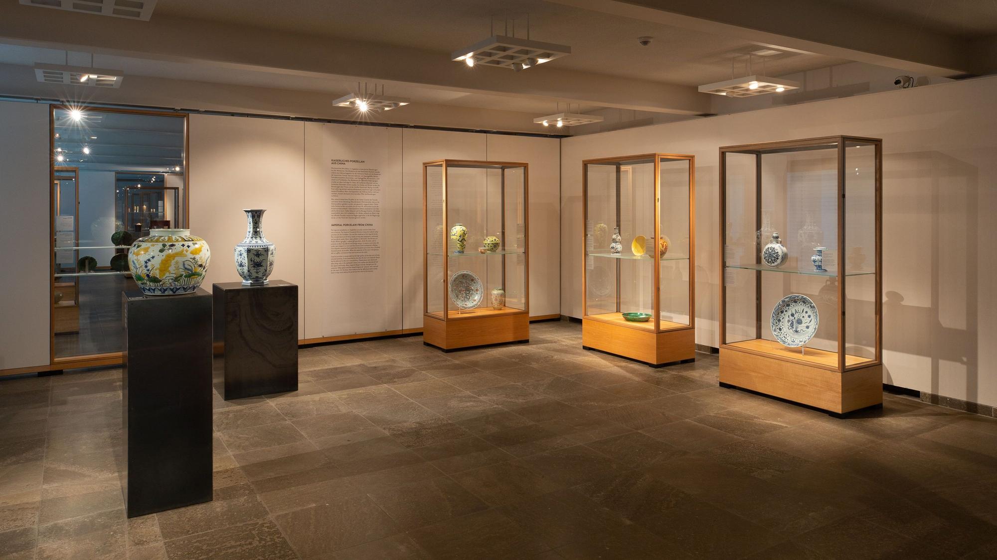Blick in den Ausstellungsraum, aus dem die Täter die Porzellan-Objekte aus den Vitrinen gestohlen haben.