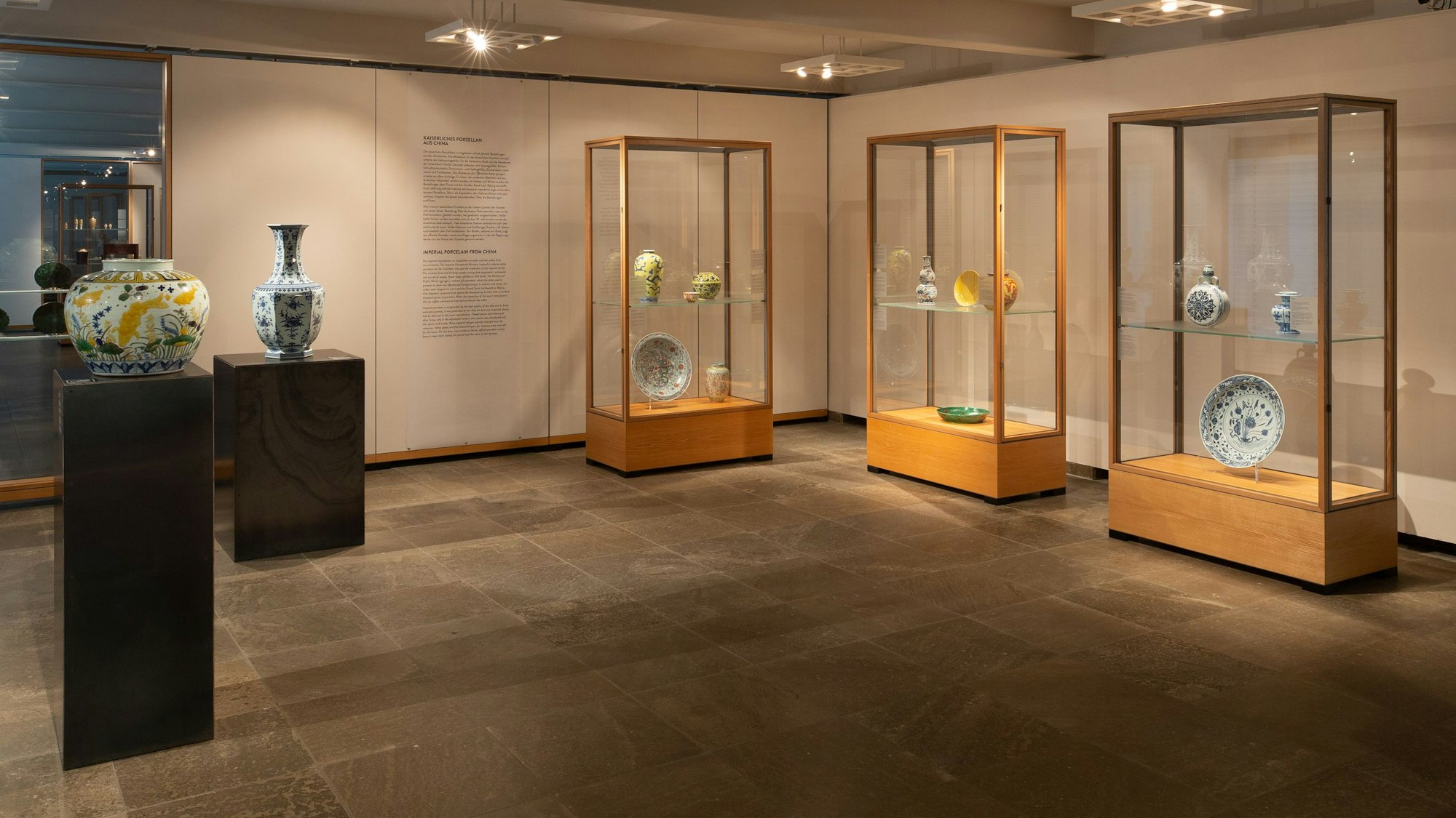 Vor dem Einbruch: Blick in den Ausstellungsraum, aus dem die Täter die Porzellan-Objekte aus den Vitrinen gestohlen haben.