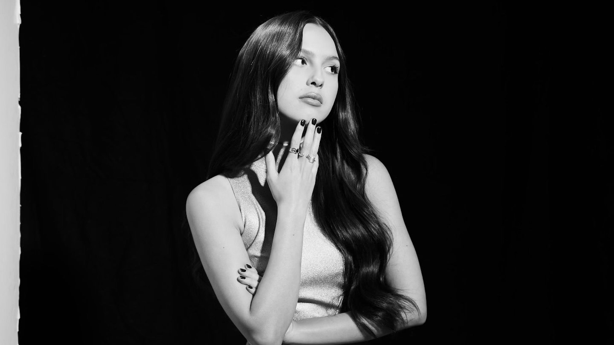 Eine Frau schaut nach links.