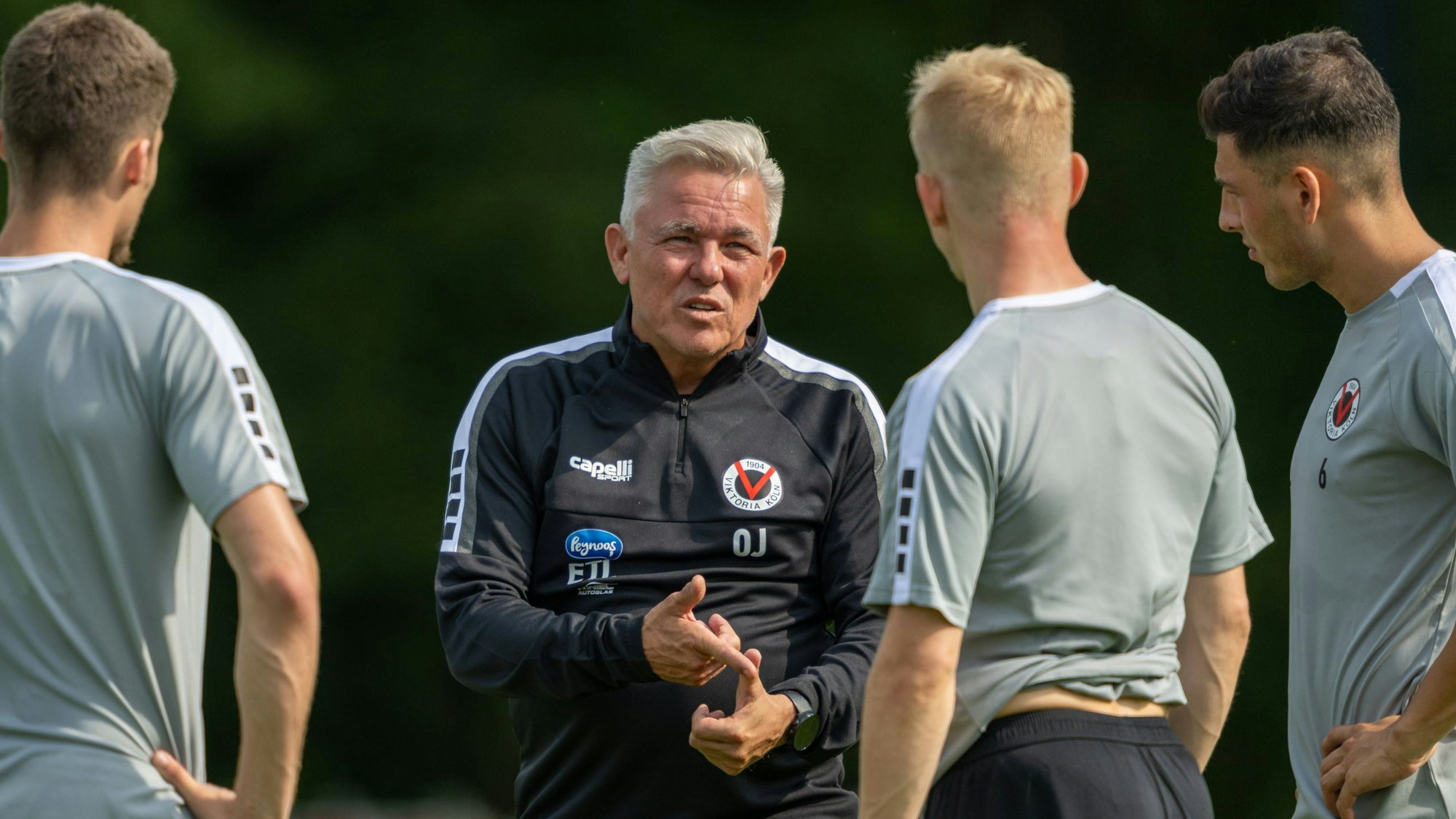 Viktoria Köln 1904 Auftakttraining Saison 2023/24 / 30.06.2023, Stadion Höhenberg, Köln, Viktoria Köln 1904 Auftakttraining Saison 2023/24 Olaf Janßen, Cheftrainer, im Gespräch mit seinen Spielern *** Viktoria Köln 1904 kick-off training season 2023 24 30 06 2023, Stadion Höhenberg, Cologne, Viktoria Köln 1904 kick-off training season 2023 24 Olaf Janßen, head coach, talking to his players nordphotoxGmbHxx/xDenkinger nph00015