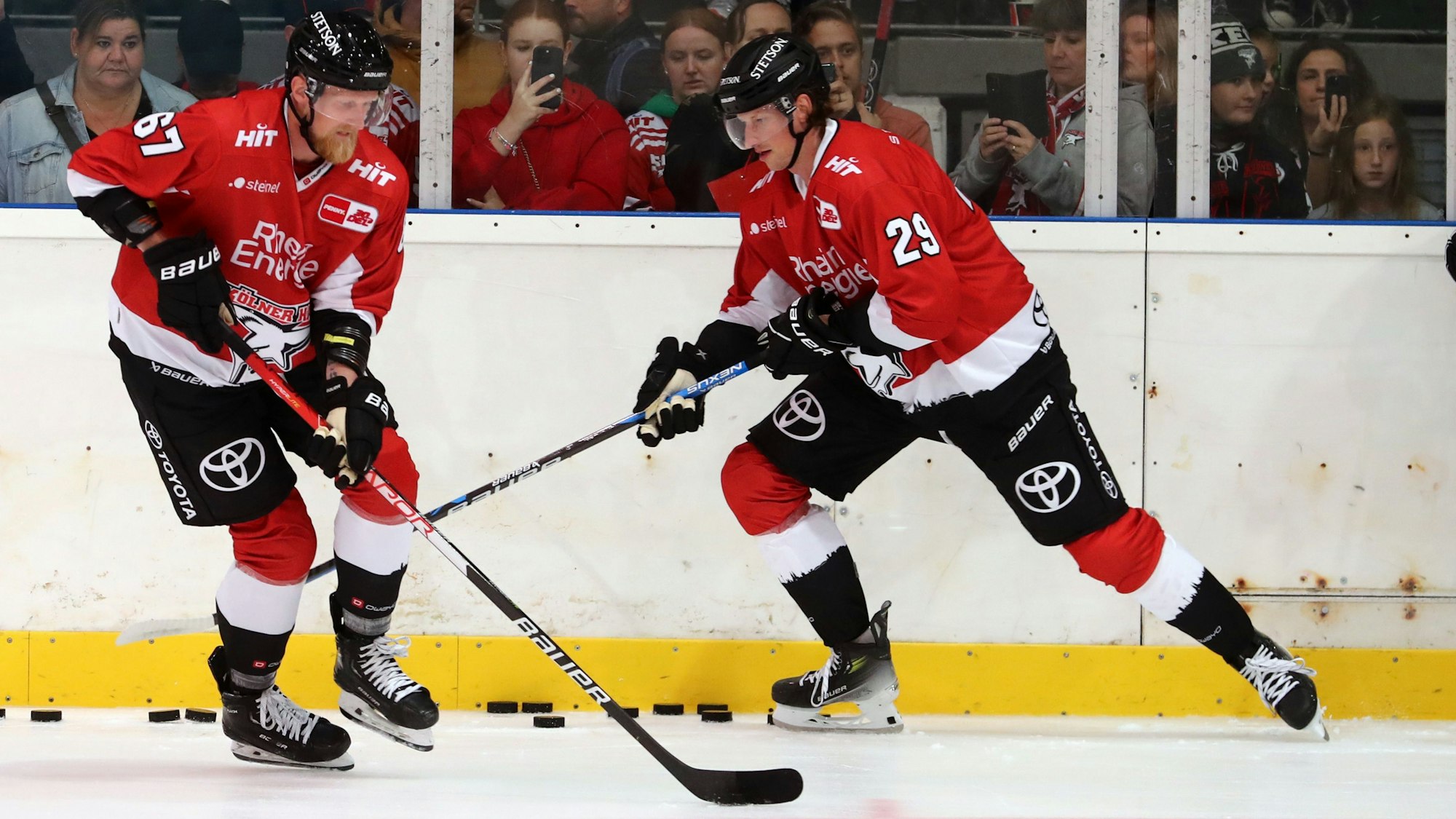 Die Haie mit Andrej Sustr (r) im Training.