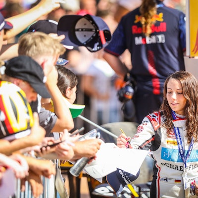 Carrie Schreiner gibt Autogramme.