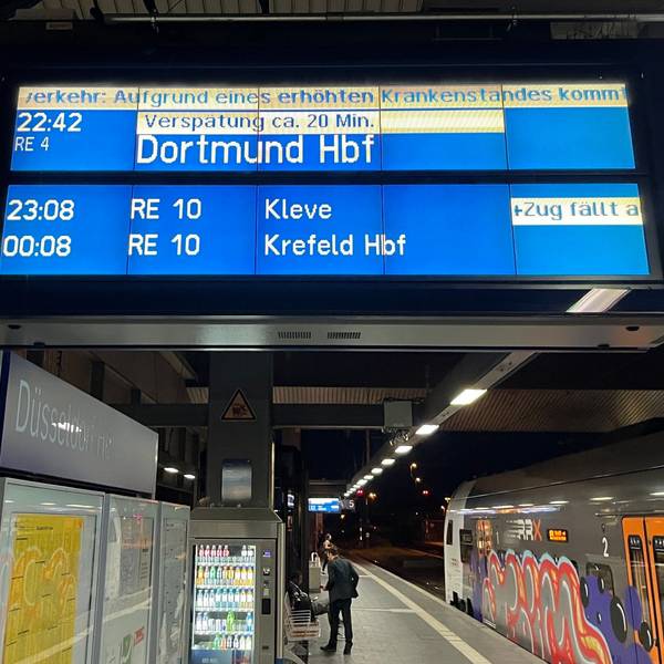 ARCHIV - 13.06.2023, Nordrhein-Westfalen, Düsseldorf: «Aufgrund eines erhöhten Krankenstandes» steht auf einer Bahnsteiganzeige am Hauptbahnhof Düsseldorf. Die Landesregierung will ihre Maßnahmen gegen den Personalmangel im Bahnverkehr noch einmal verstärken. Seit Monaten fallen in Nordrhein-Westfalen Züge aus, weil Lokführer oder Stellwerks-Mitarbeiter fehlen. (zu dpa "Personalnot bei der Bahn - NRW verstärkt das Werben um Fachkräfte") Foto: Arne Meyer/dpa +++ dpa-Bildfunk +++
