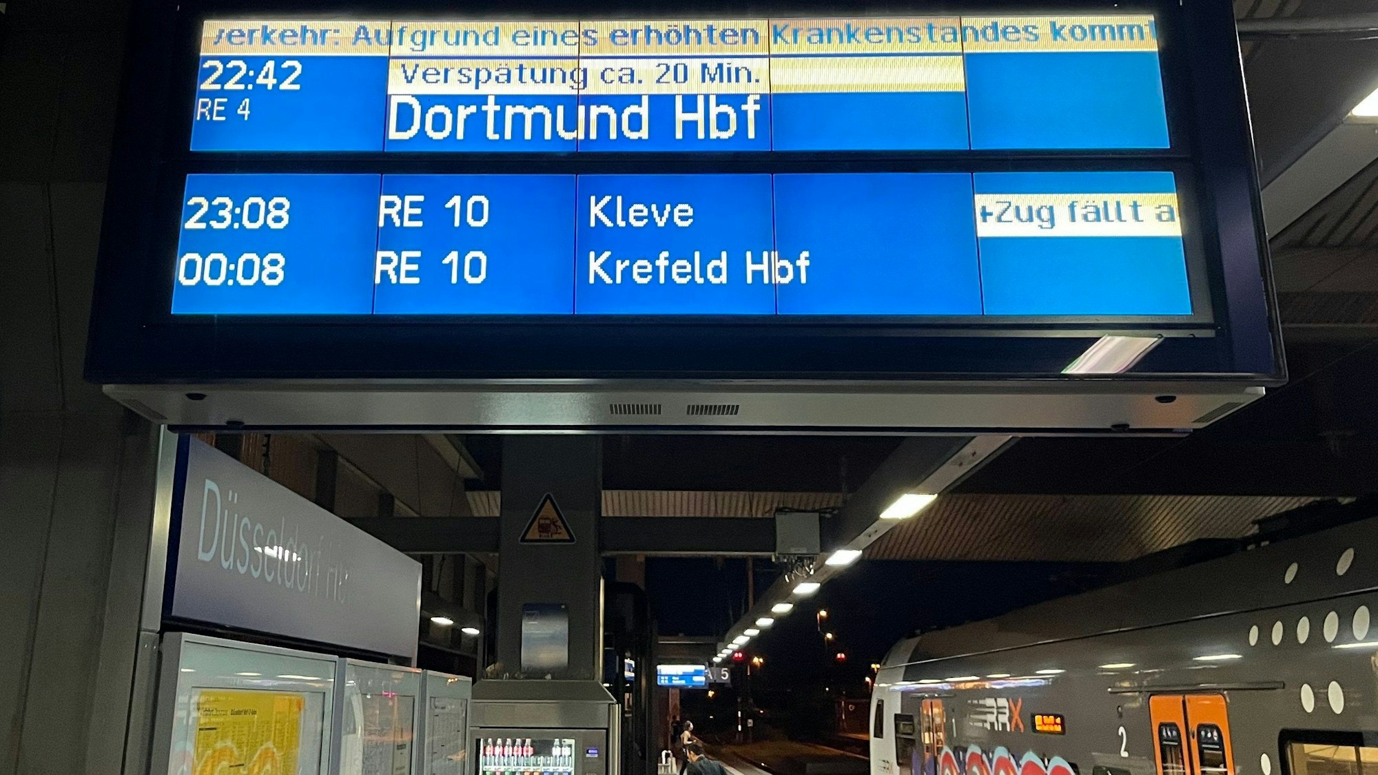 ARCHIV - 13.06.2023, Nordrhein-Westfalen, Düsseldorf: «Aufgrund eines erhöhten Krankenstandes» steht auf einer Bahnsteiganzeige am Hauptbahnhof Düsseldorf. Die Landesregierung will ihre Maßnahmen gegen den Personalmangel im Bahnverkehr noch einmal verstärken. Seit Monaten fallen in Nordrhein-Westfalen Züge aus, weil Lokführer oder Stellwerks-Mitarbeiter fehlen. (zu dpa "Personalnot bei der Bahn - NRW verstärkt das Werben um Fachkräfte") Foto: Arne Meyer/dpa +++ dpa-Bildfunk +++