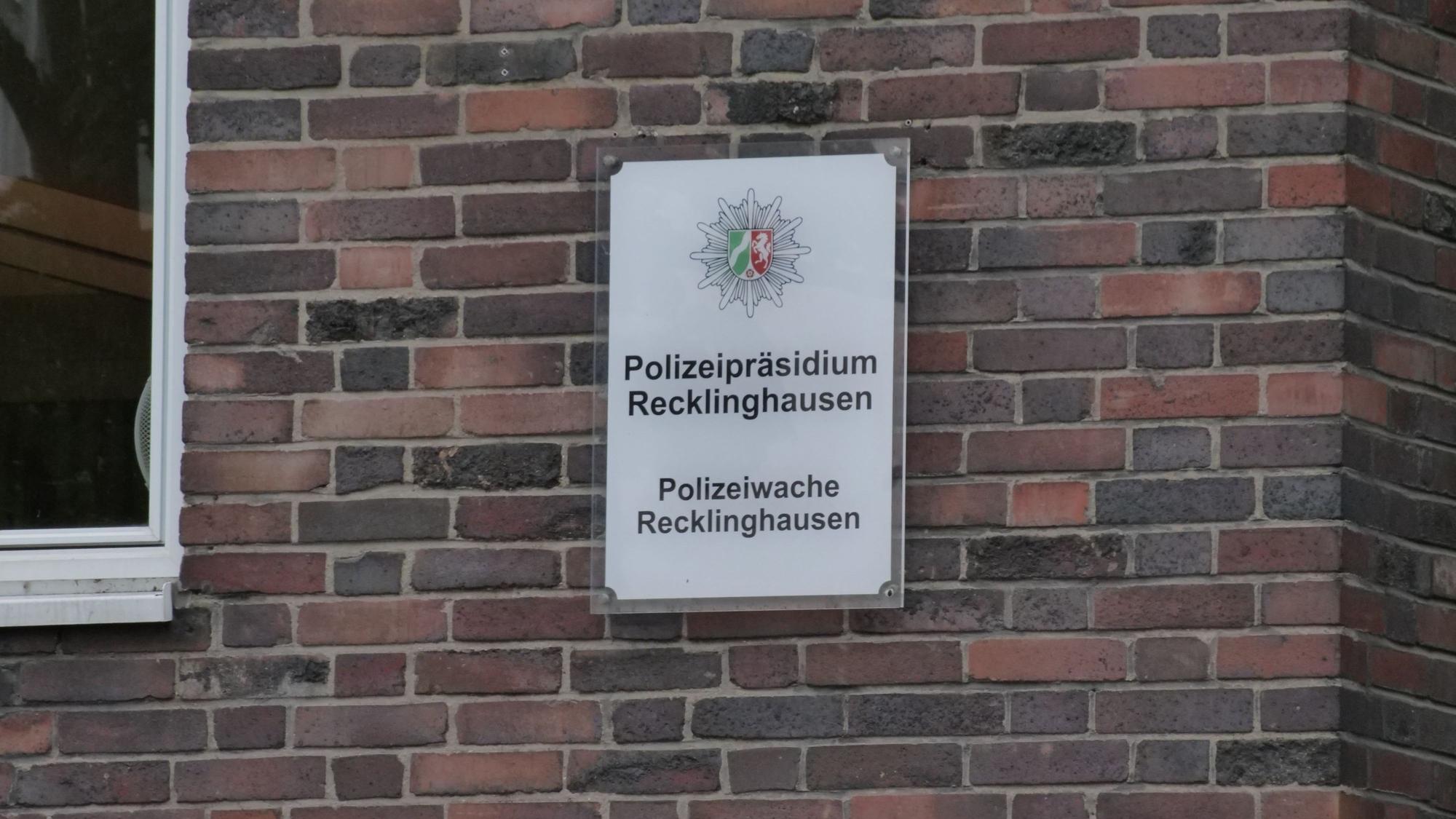 Ein Blick auf das Schild vom Polizeipräsidium Recklinghausen. Die Durchsuchungen bei nordrhein-westfälischen Polizisten wegen illegaler Inhalte in Chats richten sich der Staatsanwaltschaft Essen zufolge gegen fünf Beamte von insgesamt drei Behörden. Drei der Beschuldigten gehören dem Polizeipräsidium Recklinghausen, jeweils einer den Polizeibehörden in Kleve und Borken an. +++ dpa-Bildfunk +++