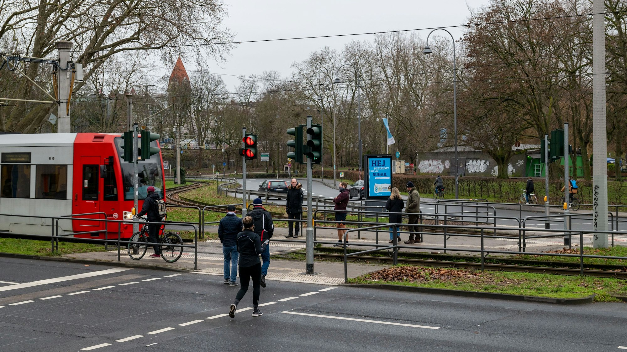 30.01.2021, Köln: Bahnübergang für Fußgänger an der Aachener Straße bzw. Richard-Wagner-Straße, auf dem Weg zum Aachener Weiher. Hier passieren immer wieder Unfälle mit Strassenbahnen der KVB und Fußgängern, Joggern oder Radfahrern. Foto: Uwe Weiser