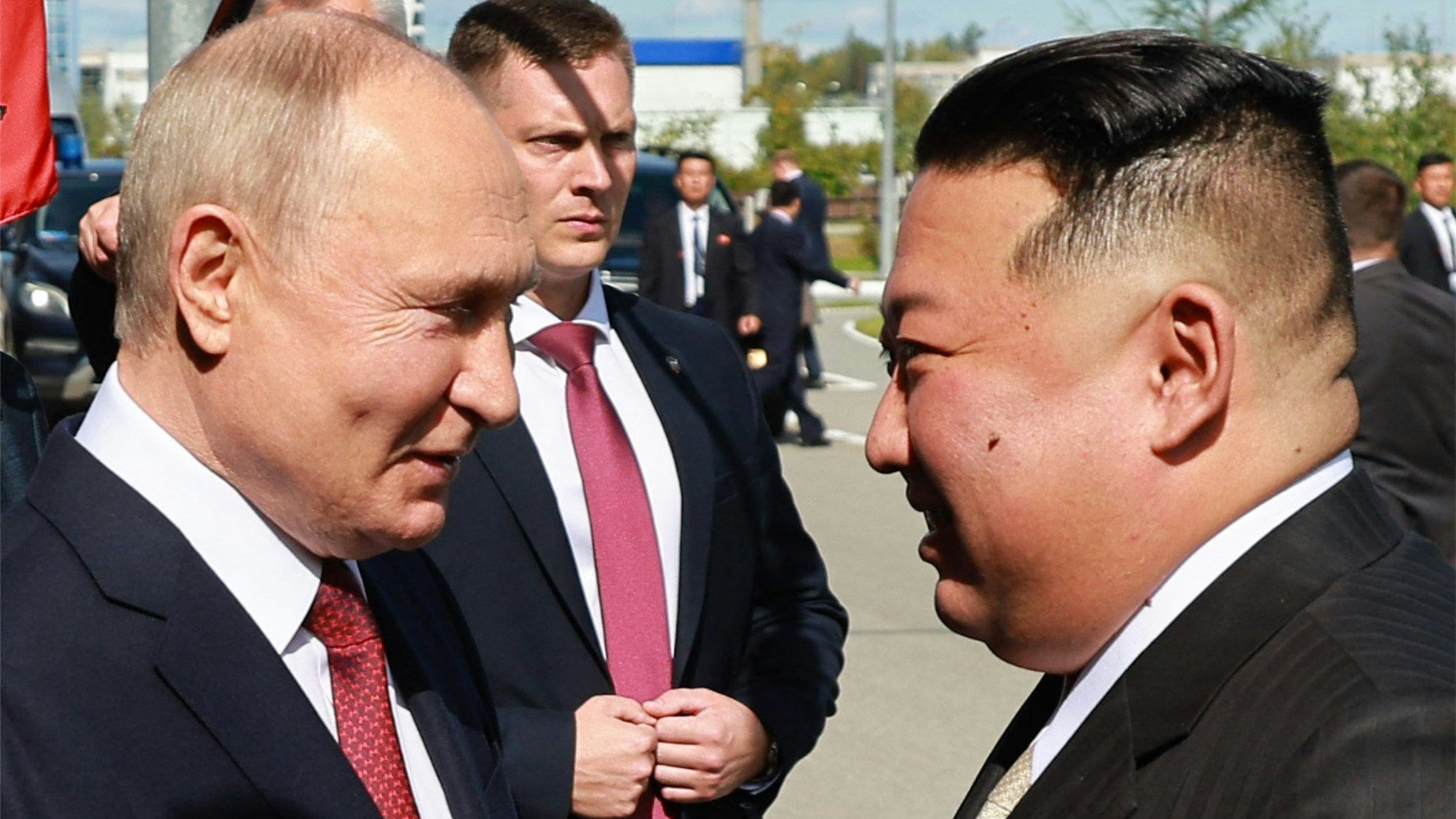 Der russische Präsident Wladimir Putin (l.) begrüßt Nordkoreas Diktator Kim Jong Un.Die Machthaber haben sich in Russland für ein Gespräch getroffen.