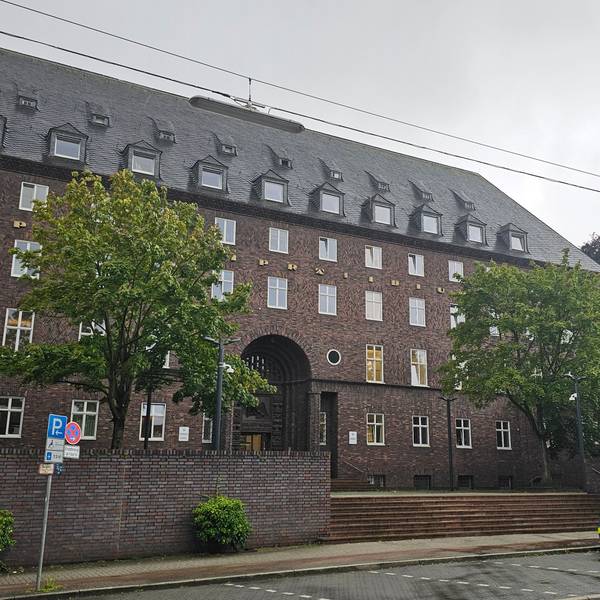 Ein Blick auf das Polizeipräsidium Recklinghausen. Die Durchsuchungen bei nordrhein-westfälischen Polizisten wegen illegaler Inhalte in Chats richten sich der Staatsanwaltschaft Essen zufolge gegen fünf Beamte von insgesamt drei Behörden. Drei der Beschuldigten gehören dem Polizeipräsidium Recklinghausen, jeweils einer den Polizeibehörden in Kleve und Borken an.