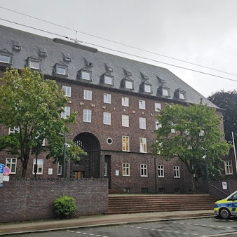 Ein Blick auf das Polizeipräsidium Recklinghausen. Die Durchsuchungen bei nordrhein-westfälischen Polizisten wegen illegaler Inhalte in Chats richten sich der Staatsanwaltschaft Essen zufolge gegen fünf Beamte von insgesamt drei Behörden. Drei der Beschuldigten gehören dem Polizeipräsidium Recklinghausen, jeweils einer den Polizeibehörden in Kleve und Borken an.