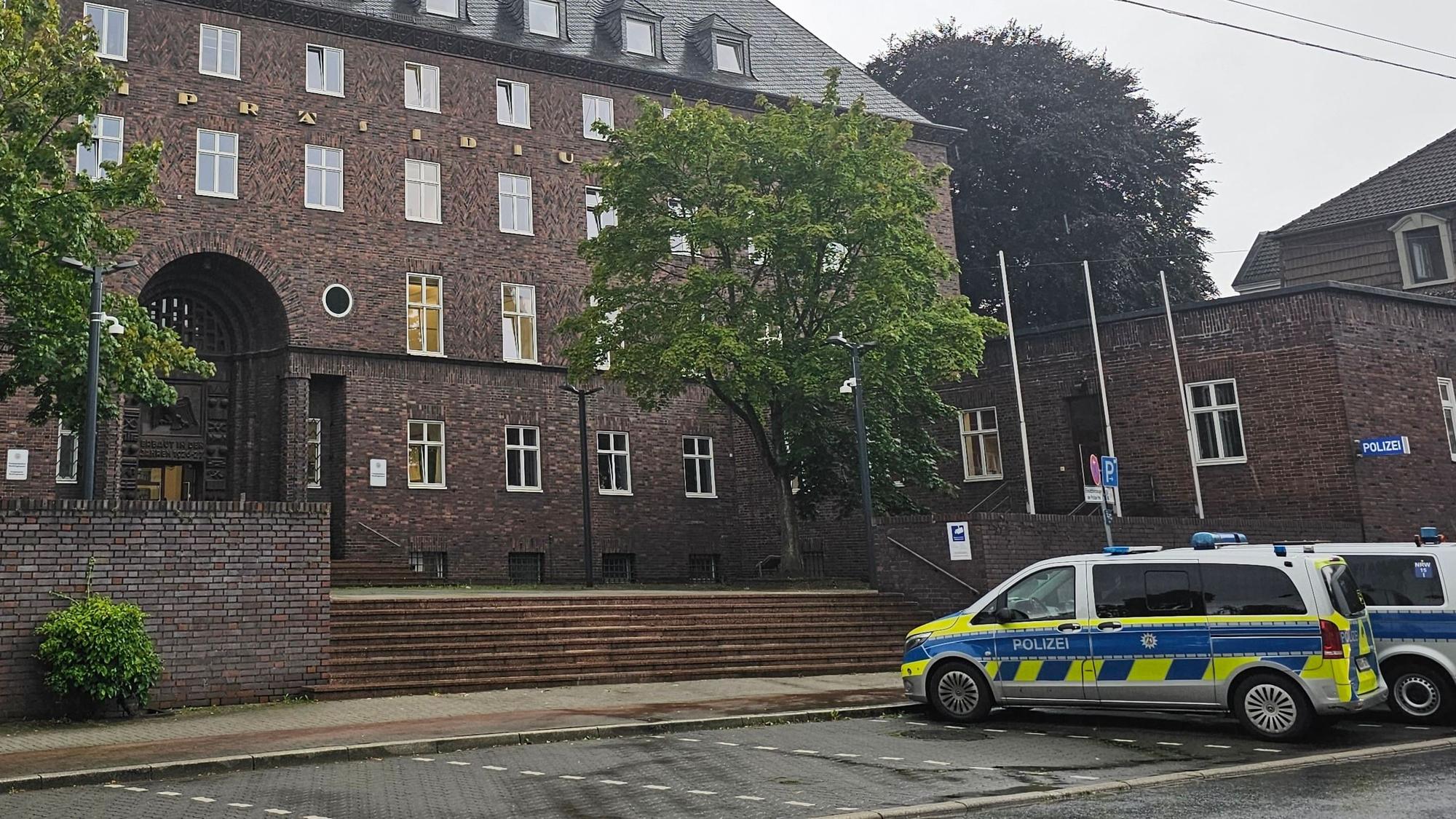 Ein Blick auf das Polizeipräsidium Recklinghausen. Die Durchsuchungen bei nordrhein-westfälischen Polizisten wegen illegaler Inhalte in Chats richten sich der Staatsanwaltschaft Essen zufolge gegen fünf Beamte von insgesamt drei Behörden. Drei der Beschuldigten gehören dem Polizeipräsidium Recklinghausen, jeweils einer den Polizeibehörden in Kleve und Borken an.