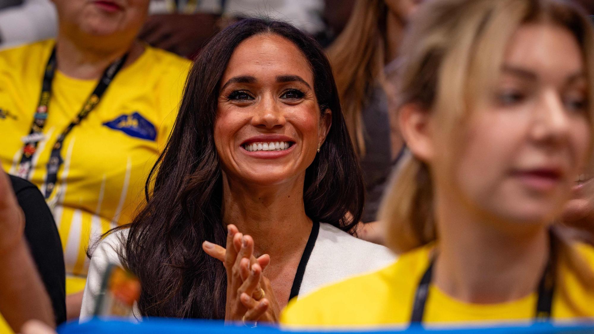 Meghan, Herzogin von Sussex, lächelt im Publikum.
