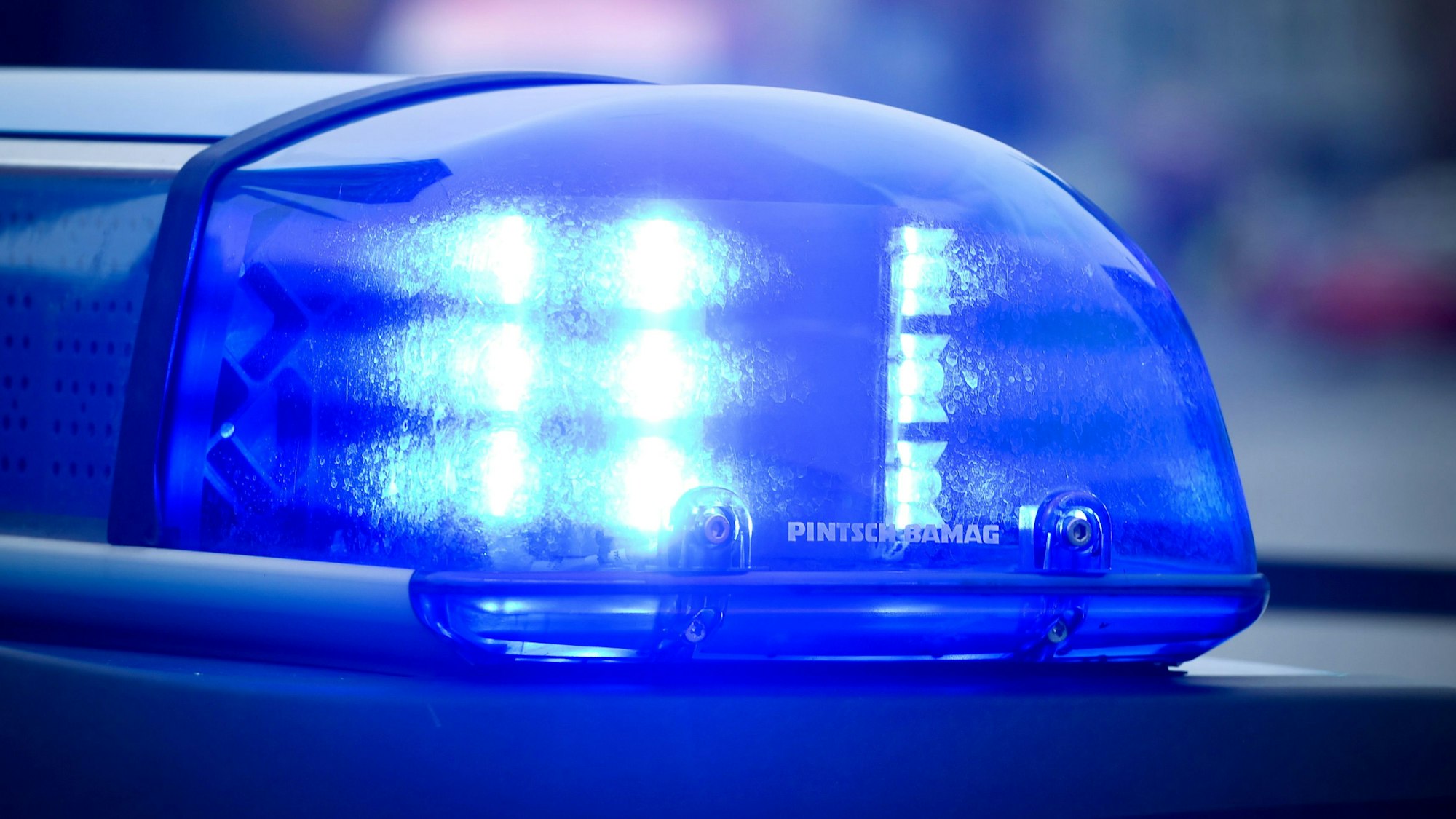 Das Blaulicht an einem Polizeiauto leuchtet am 11.09.2014 in Frankfurt (Oder) (Brandenburg). Schrecklicher Fund in einem Mehrfamilienhaus von Detmold. Eine Mutter und ihr Kind sind tot. Eine Mordkommission ermittelt.