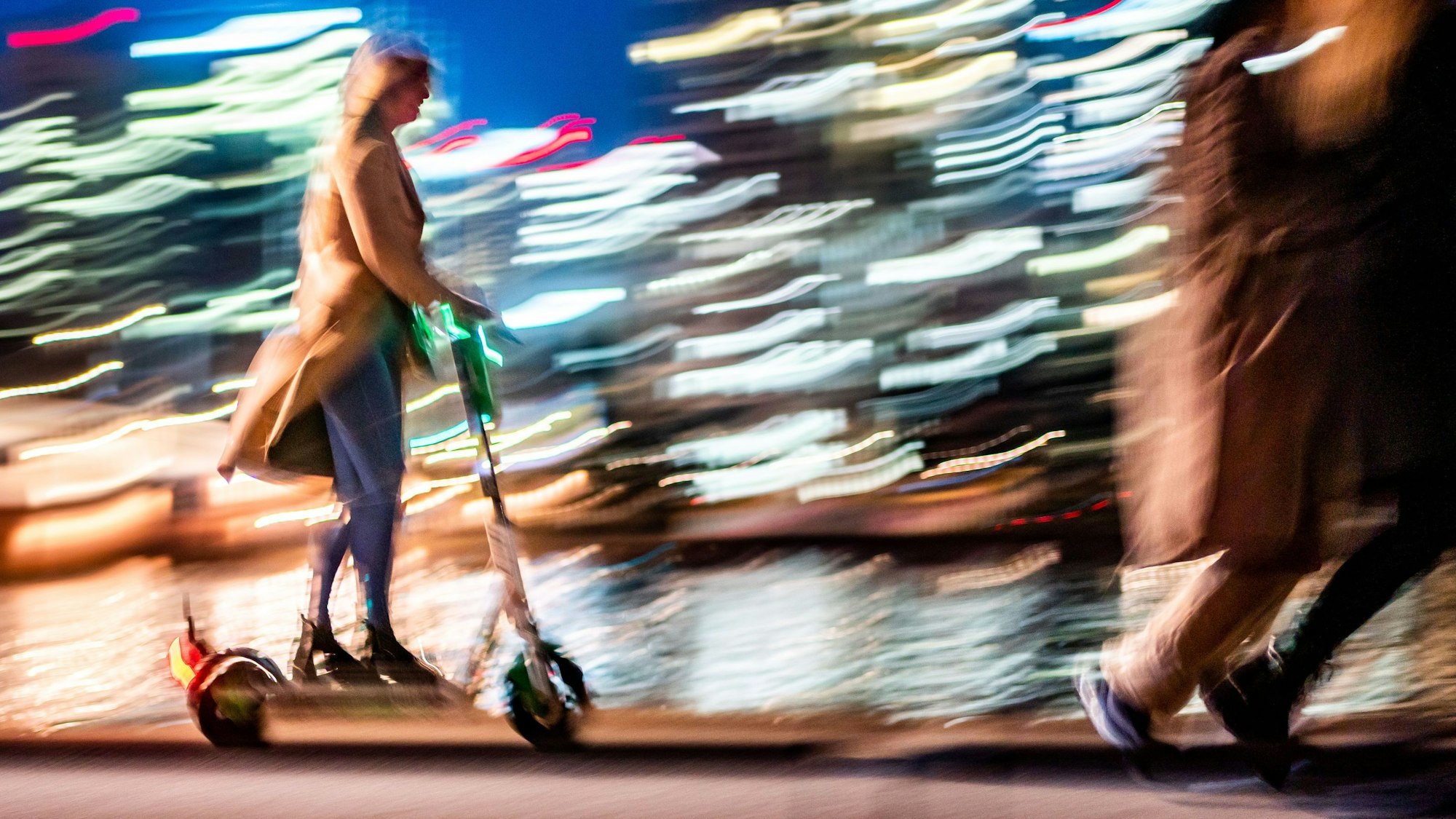 Das Bild zeigt eine Frau auf einem E-Scooter.