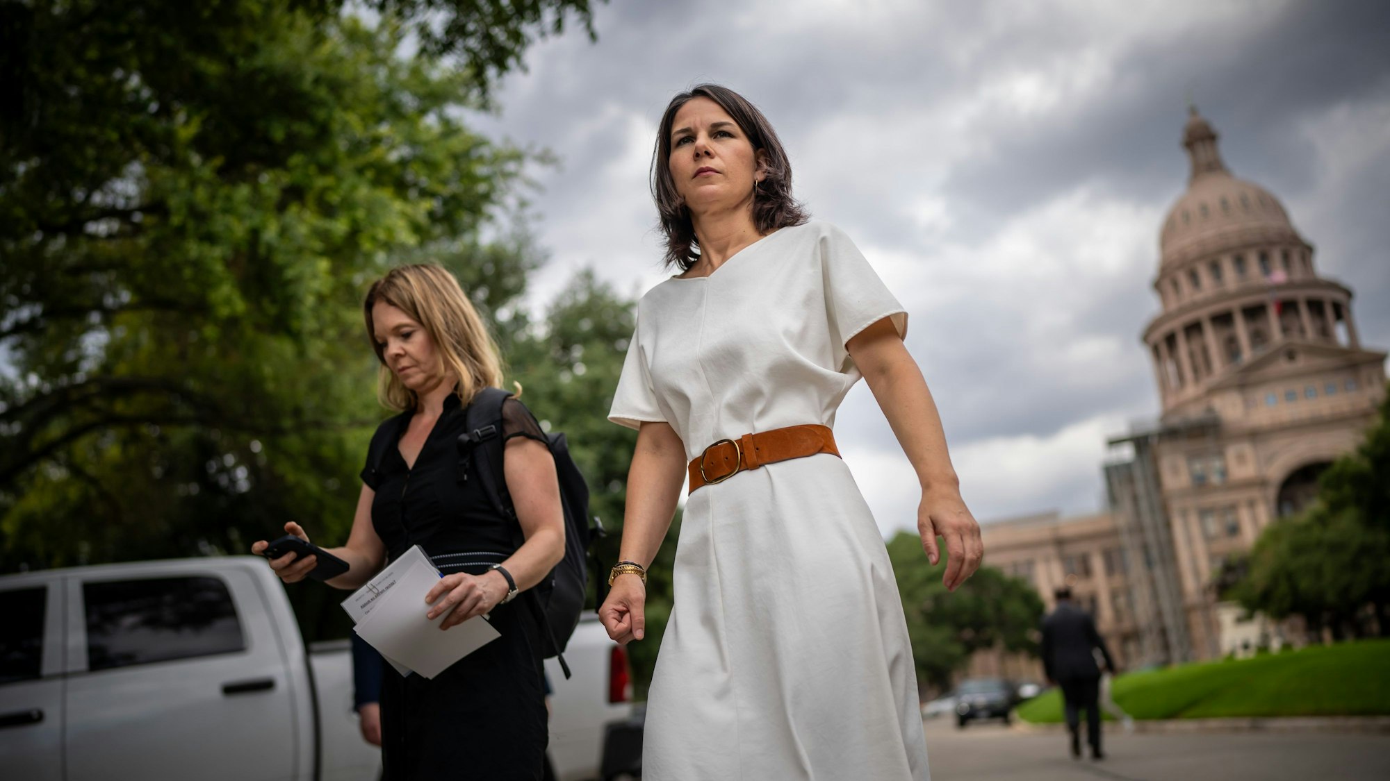 Annalena Baerbock (Bündnis90/Die Grünen), Außenministerin, geht neben ihrer Sprecherin Kathrin Desiree Deschauer nach einem Gespräch mit dem Gouverneur von Texas, Abbott, vor dem Kapitol von Austin. Baerbock hält sich bei ihrer USA-Reise in Texas und Washington auf, bevor sie zur anschließenden UN-Vollversammlung nach New York reist.