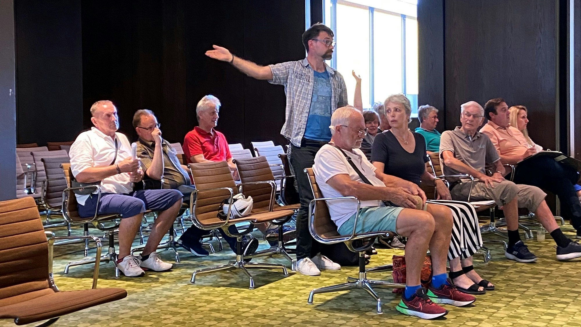 Auf dem Bild sind Menschen im Sitzungssaal zu sehen.