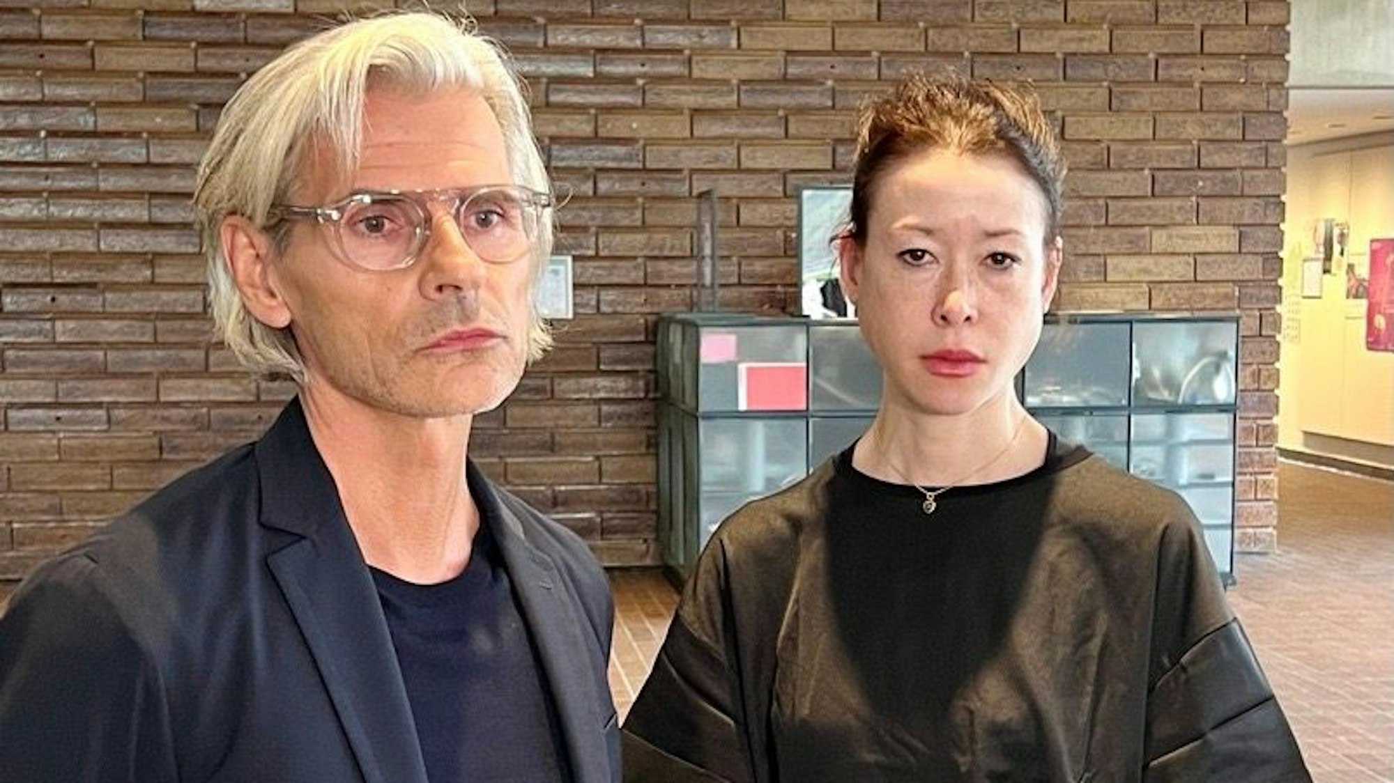 Kölns Kulturdezernent Stefan Charles und Museumsdirektorin Shao-Lan Hertel mit traurigen Gesichtern