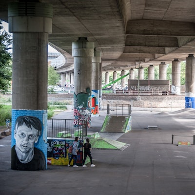 Skate-Anlage unter der Stelze.