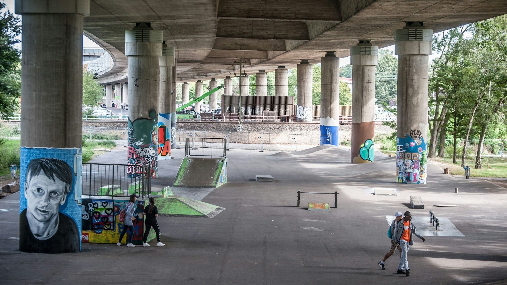 Skate-Anlage unter der Stelze.